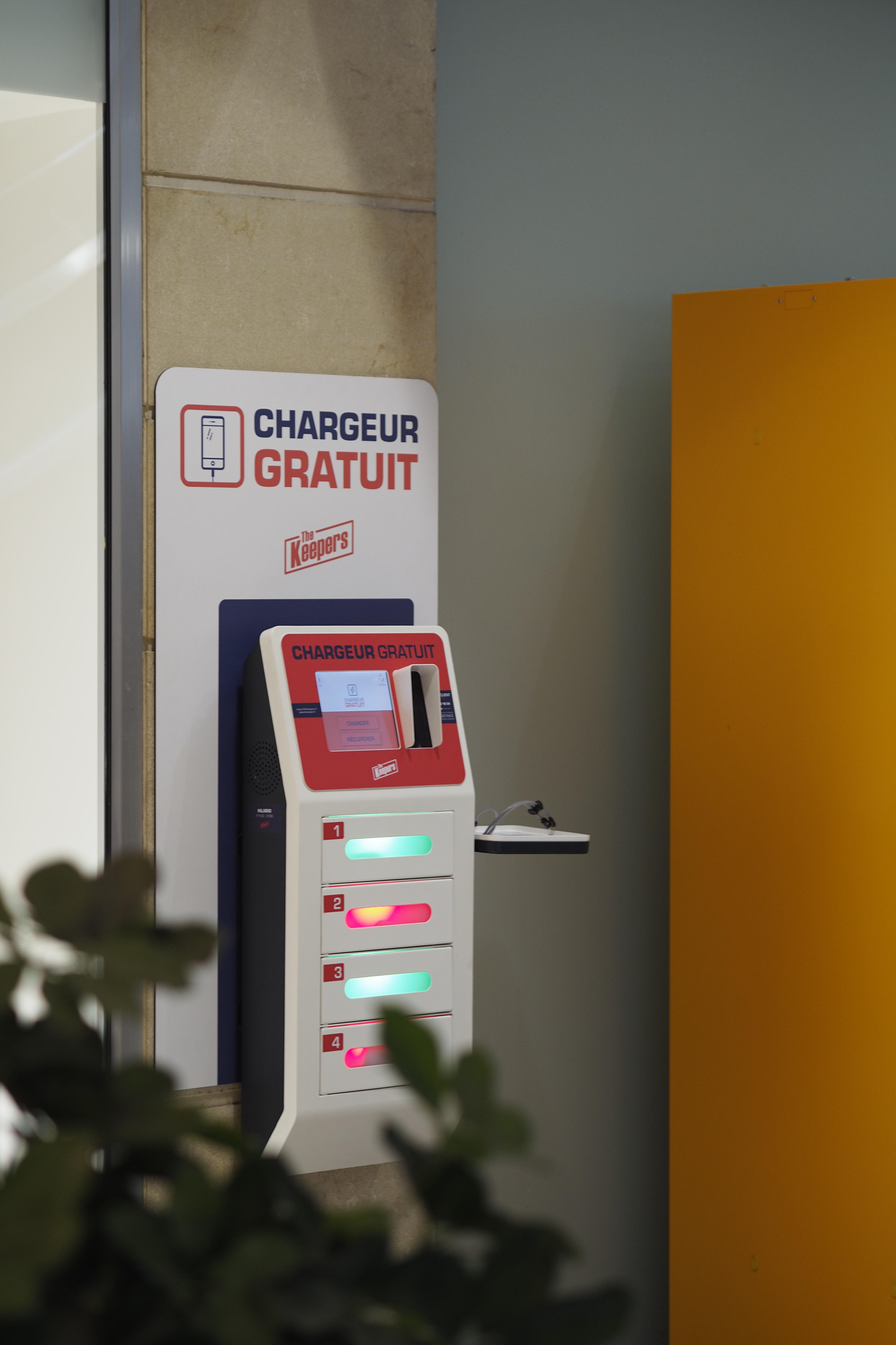 Personalized station for free borrowing of portable batteries in the boxes of the Toulouse Football Club