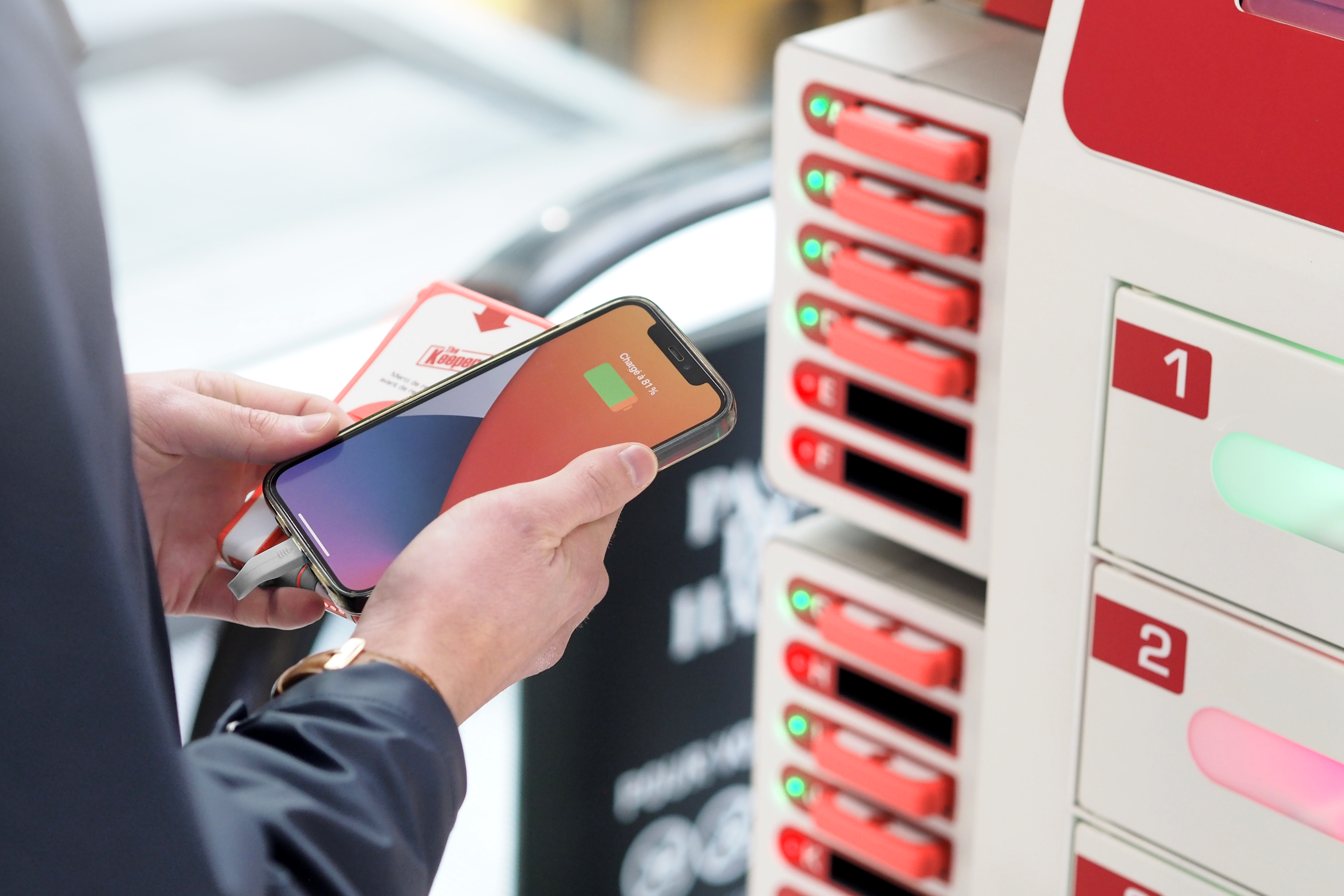 Borne de prêt de batteries portables pour téléphones en libre-service