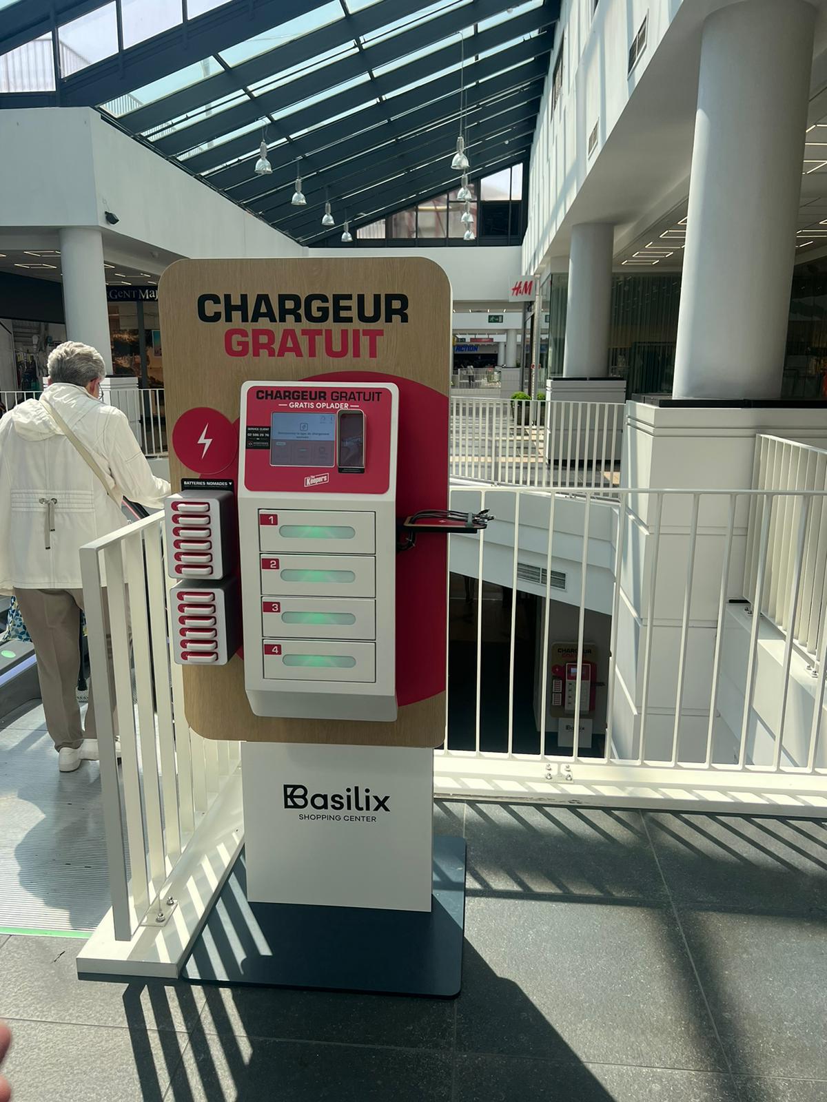 Service de recharge de téléphones 3-en-1 avec batteries nomades, casiers sécurisés et câbles en libre-service