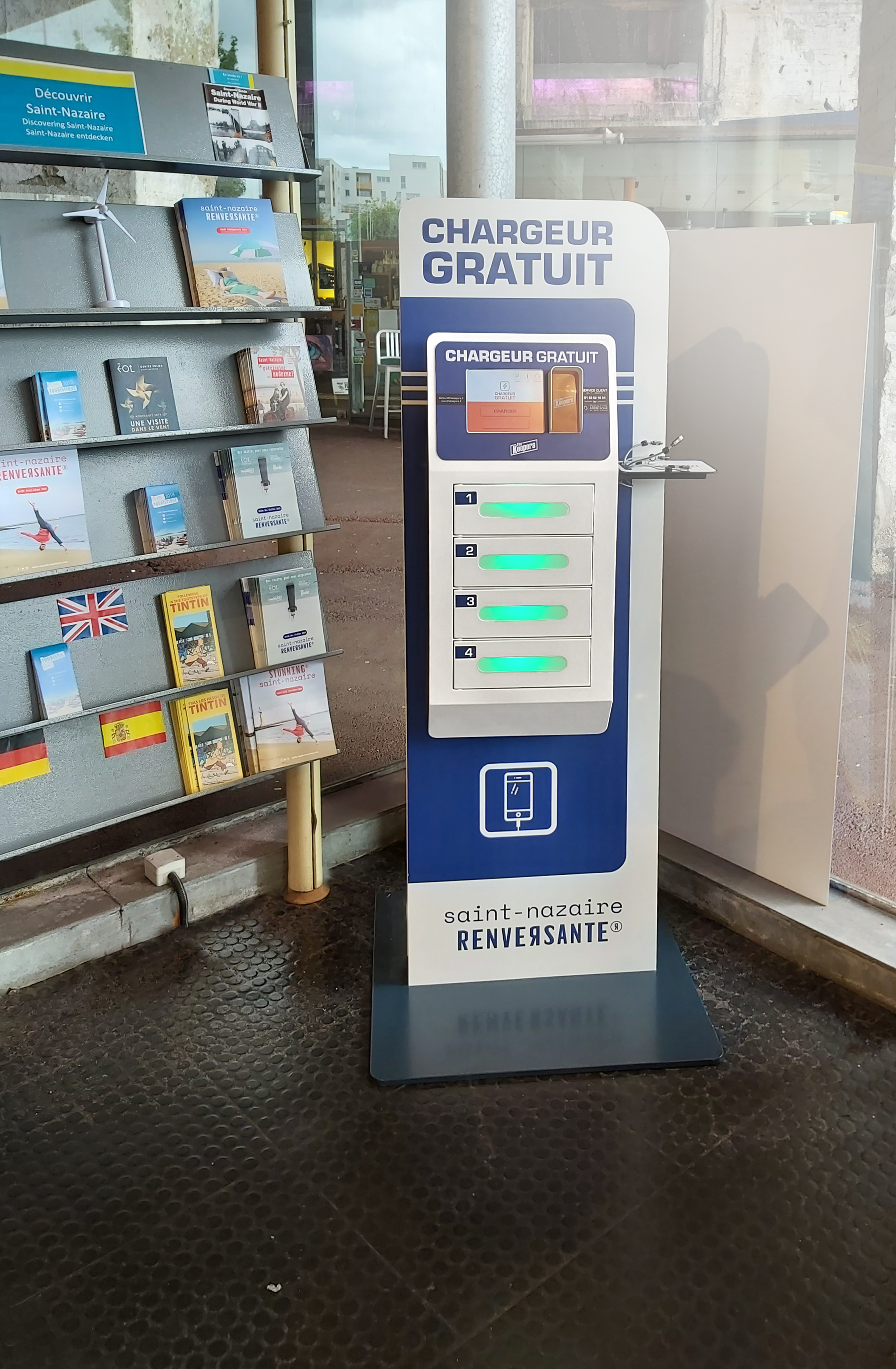 Station chargeurs de mobiles pour accueil de site touristique