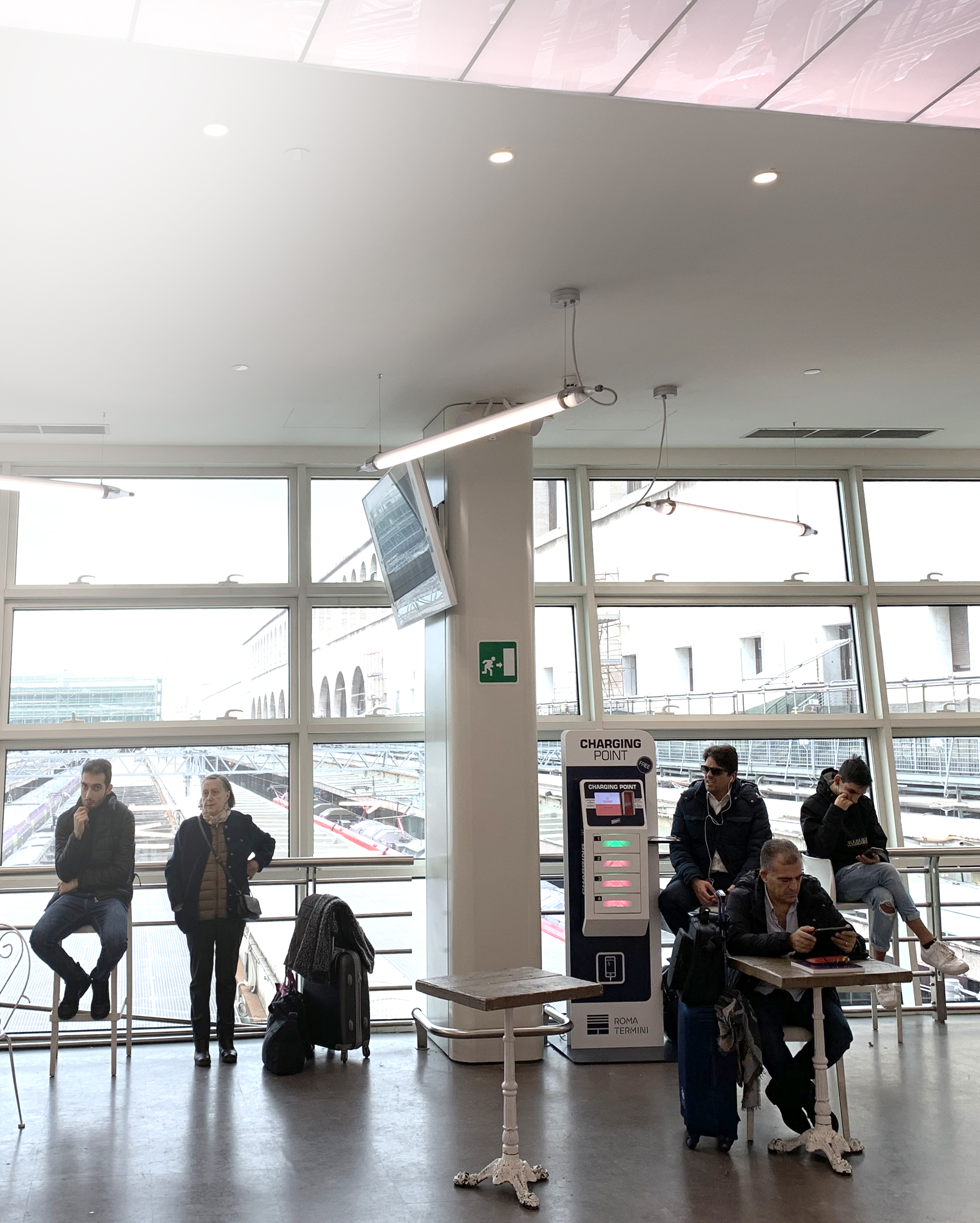 Borne casiers de recharge de téléphones en Gare de Roma Termini