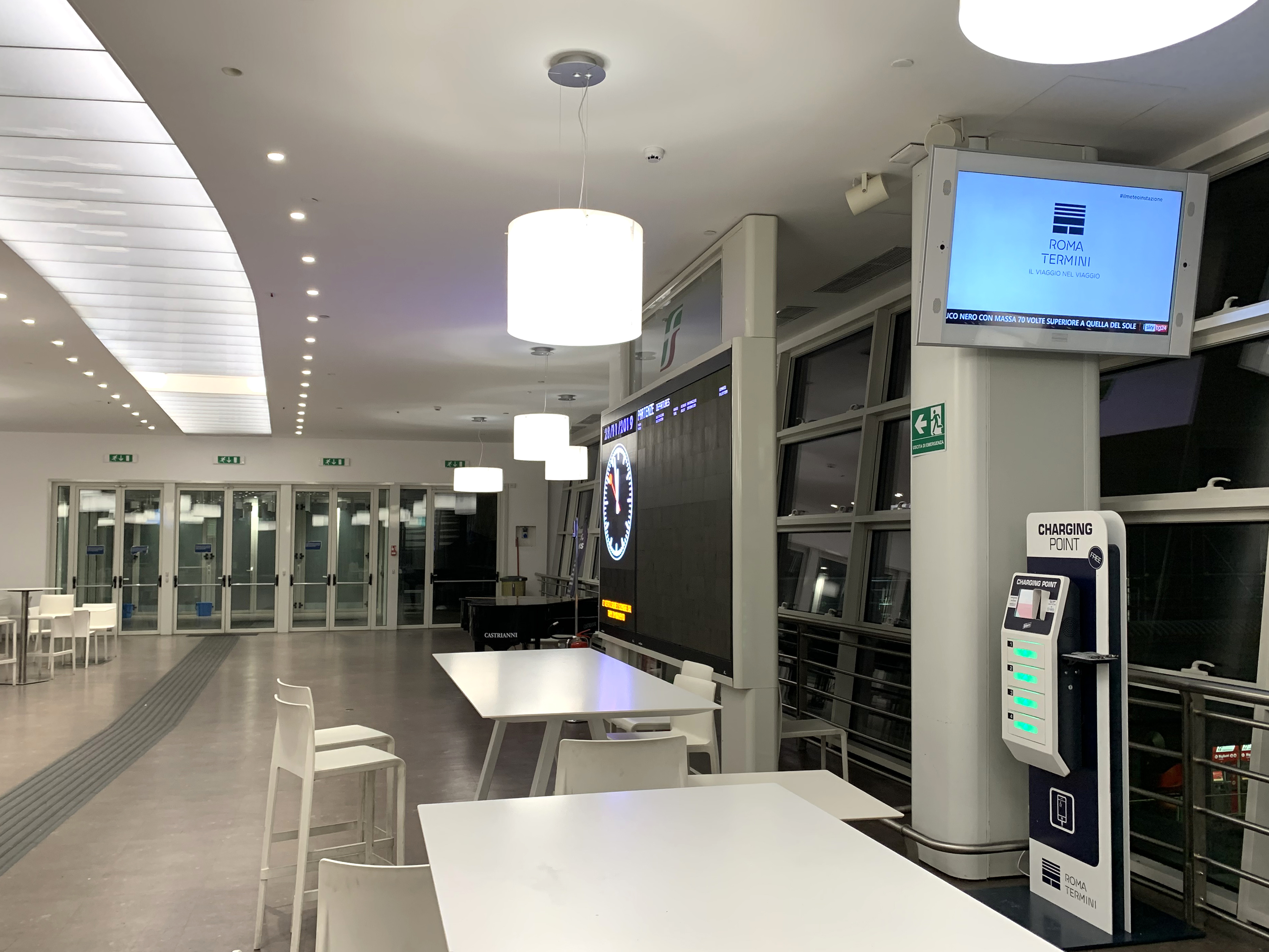 Stazione di ricarica per smartphone alla Stazione Roma Termini