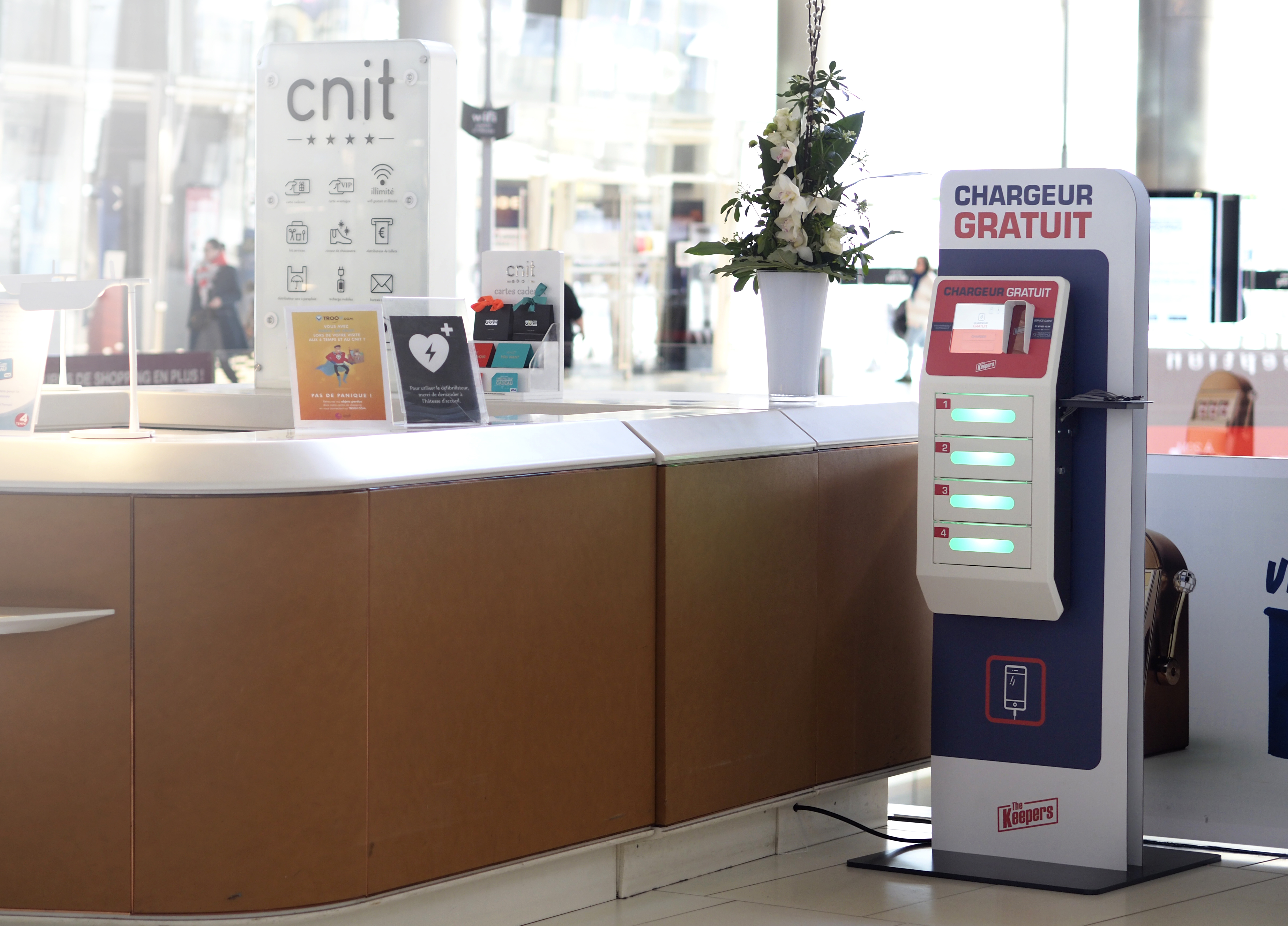 Borne de recharge de téléphones pour visiteurs de musée