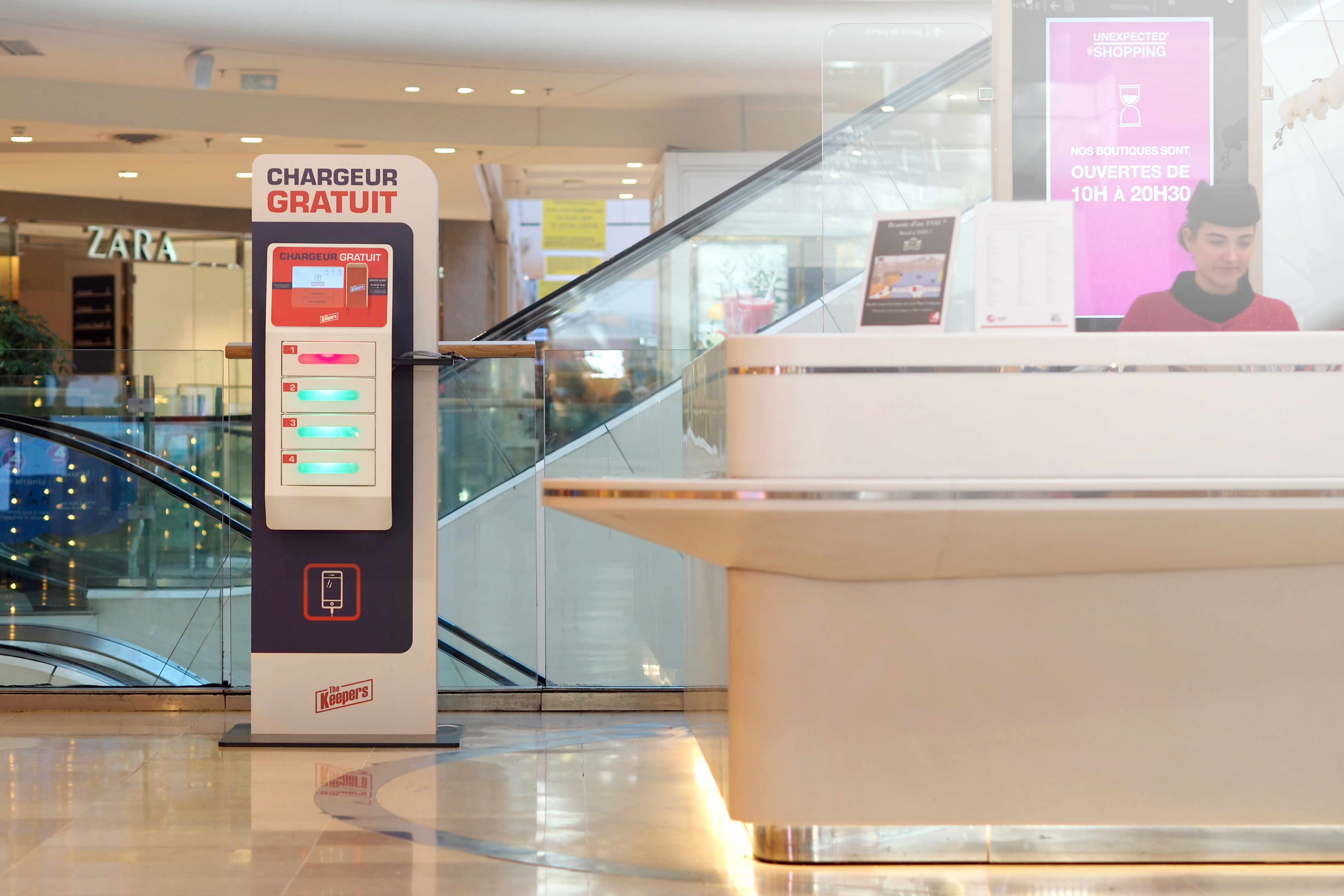 Charging locker for phones at the reception of a hypermarket