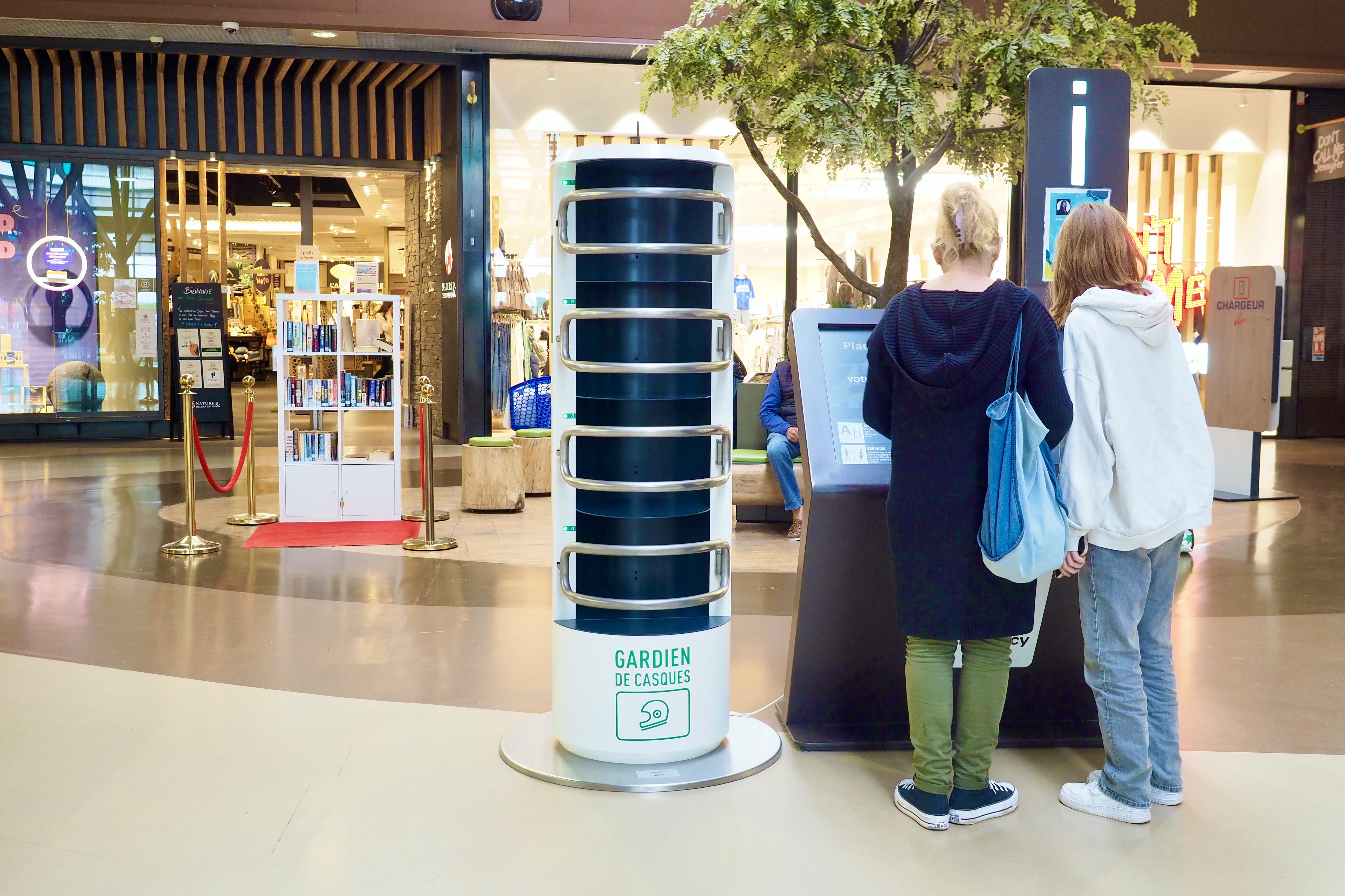 Borne pour casques à l'acceuil d'un centre commercial